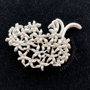 Excellent Signed VTG MONET Pin / Brooch Large spray of white flowers